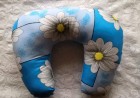 Výrobek: Cestovní polštáŕ - světlé modrý s květy