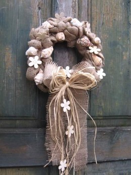 Obrázek výrobku: Věnec z pytloviny dekorovaný bílými květy a lasturami
