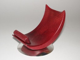 Obrázek výrobku: Dřevěný stojánek na mobil - buk - červený - mosazná podstava