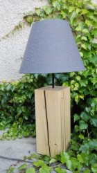 Výrobek: Originální lampa na dřevěném podstavci - šedá
