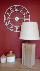 Výrobek: Originální lampa na dřevěném podstavci - bílá