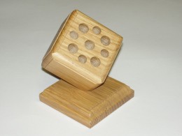 Obrázek výrobku: Stojánek na psací potřeby s podstavou - dub, povrch lakovaný