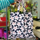Výrobek: Nákupní taška s květy - tmavěmodrá