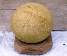 Obrázek výrobku: Dekorační koule na podstavci - průměr 50 cm - přírodní pískovec